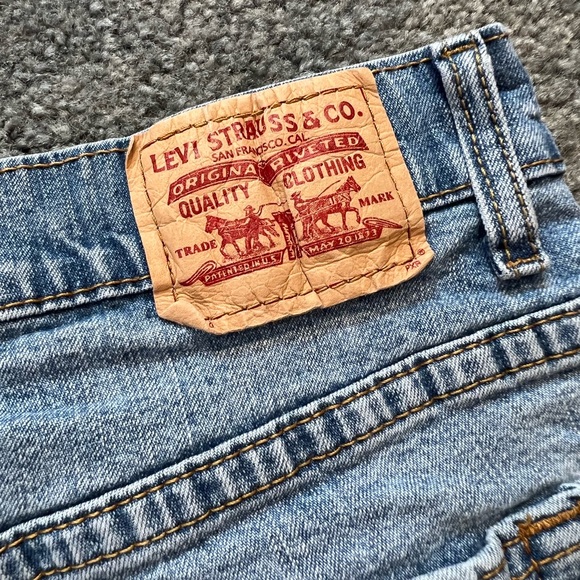 Levi’s 550 Light Wash, Relaxed Bootcut Jeans - Picture 9 of 10